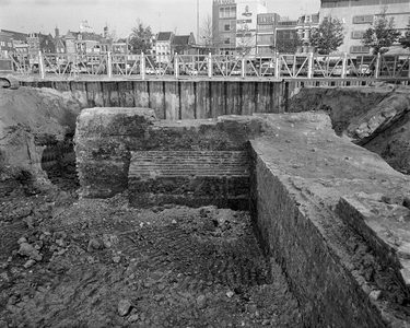 851749 Gezicht op het opgravingsterrein van het vroegere Kasteel Vredenburg aan de noordzijde van het Vredenburg te Utrecht.